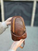 کیف زنانه چرم طبیعی فندوقی | بادی‌بگ سنگی، جمع‌وجور و جذاب - تصویر 6