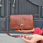 کیف چرم طبیعی زنانه بغل پرچ قهوه ای فندوقی لیزارد