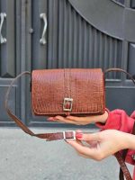 کیف چرم طبیعی زنانه بغل پرچ قهوه ای فندوقی لیزارد