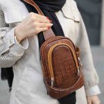 کیف زنانه چرم طبیعی فندوقی | بادی‌بگ سنگی، جمع‌وجور و جذاب