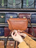 کیف چرم دو جیب عسلی نارنجی ابر و بادی سنگی - تصویر 4