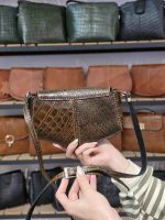 کیف چرم مثلثی قهوه ای ابر و بادی سنگی - تصویر 4