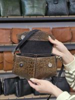 کیف چرم مثلثی قهوه ای ابر و بادی سنگی - تصویر 3