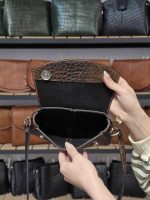 کیف چرم مثلثی قهوه ای ابر و بادی سنگی - تصویر 2
