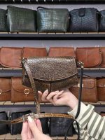 کیف چرم مثلثی قهوه ای ابر و بادی سنگی