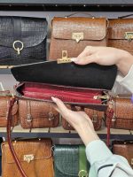 کیف چرم زنانه | زرشکی ابر و بادی سنگی - تصویر 2
