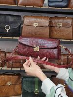کیف چرم زنانه | زرشکی ابر و بادی سنگی