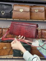 کیف چرم زنانه | زرشکی ابر و بادی سنگی - تصویر 5