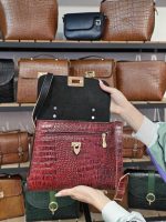 کیف چرم زنانه | زرشکی ابر و بادی سنگی - تصویر 4