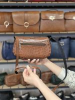 کیف چرم درب پروانه قهوه ای گرم ابر و بادی سنگی | چرم اصل گاوی - تصویر 2