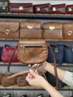 کیف چرم زنانه فنجول قهوه ای ابر و بادی ساده - تصویر 2