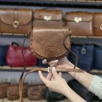 کیف چرم زنانه فنجول قهوه ای ابر و بادی ساده