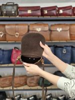 کیف چرم زنانه فنجول قهوه ای ابر و بادی ساده - تصویر 4