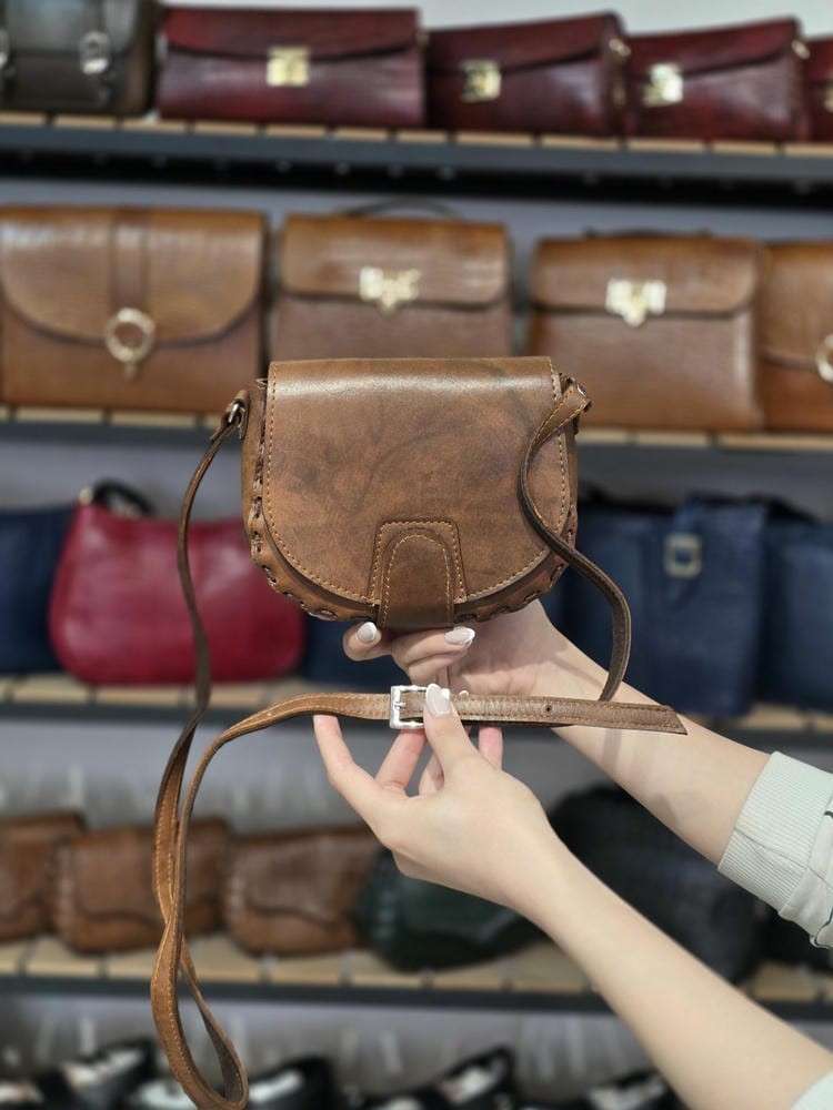 407 کیف چرم زنانه فنجول قهوه ای ابر و بادی ساده - تصویر 1