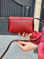 کیف چرم بغل پرچ قرمز ابر و بادی تیره لیزارد بزرگ - تصویر 5