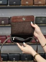 کیف چرم بغل پرچ قهوه ای عنابی سنگی | چرم اصل گاوی - تصویر 5