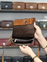 کیف چرم بغل پرچ عسلی ابر و بادی سنگی | چرم اصل گاوی - تصویر 4