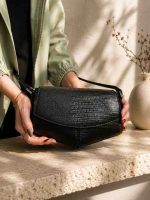 کیف چرم زنانه مثلثی مشکی لیزارد | چرم اصل گاوی | طراحی خاص