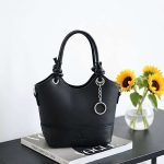 کیف طرح هلالی رنگ مشکی