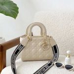 کیف آویز دار رنگ کرم