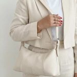 کیف مدل دوشی لش هلالی رنگ سفید
