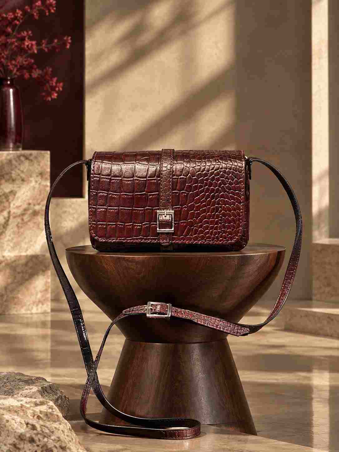 Burgundy Croc Leather Bag Editorial-60kb کیف چرم بغل پرچ زرشکی ابر و بادی سنگی | چرم اصل گاوی - تصویر 1