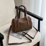 کیف مدل صندوقی جیر رنگ قهوه ای